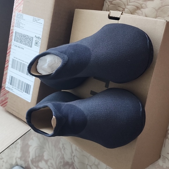 Brand New Yeezy Knit Runner size 6 mens/womens 8 - Picture 2 of 4